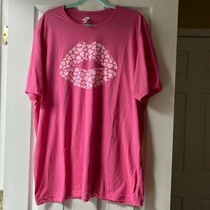 NWOT pink t-shirt 2XL w/ cute lip print made of hearts